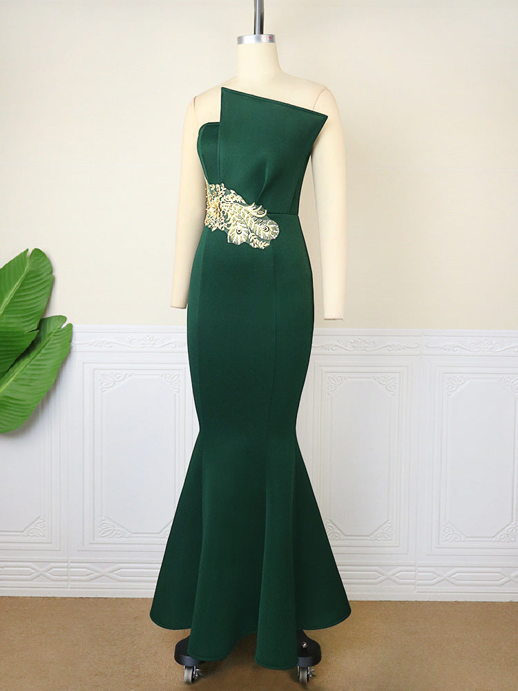 Festliches dunkelgrünes Damen Partykleid mit asymmetrischer Schulter und filigraner Stickerei, ideal für Abende.