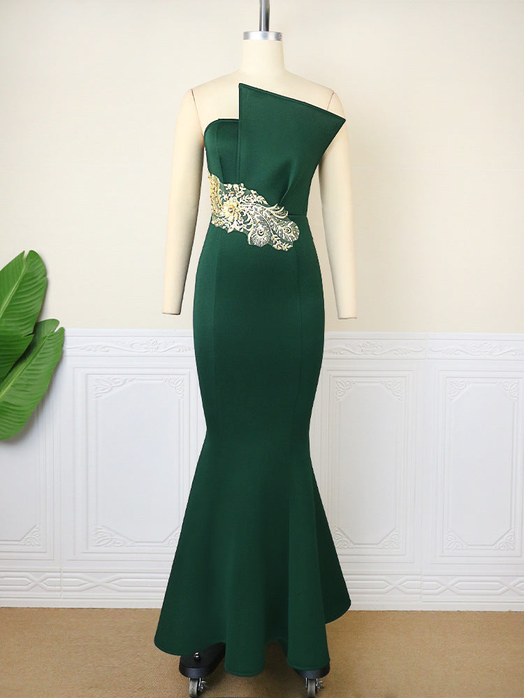 Elegantes dunkelgrünes Damenkleid mit asymmetrischem Saum und floraler Stickerei, perfekt für festliche Abende.