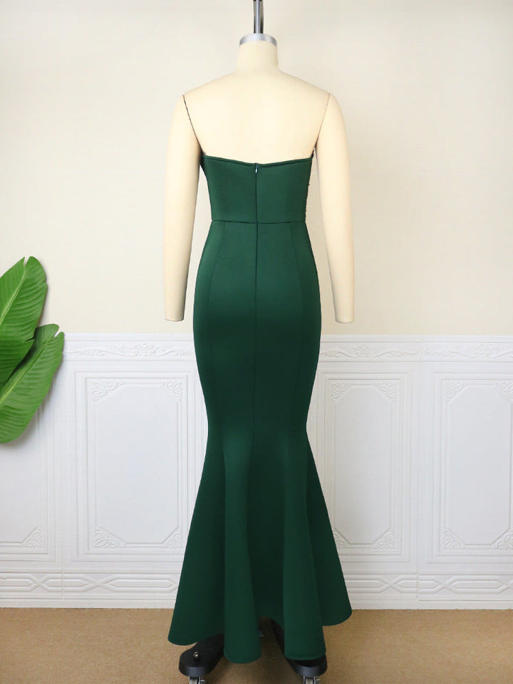 Detailansicht: Dunkelgrünes Abendkleid mit elegantem asymmetrischem Oberteil und aufwendiger Stickerei für Damenmode.