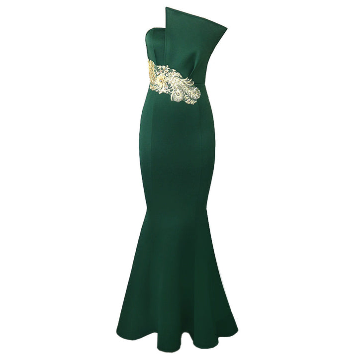 Dunkelgrünes, elegantes, festliches Damen Abendkleid mit modernem asymmetrischem Design und edlen Stickereien.