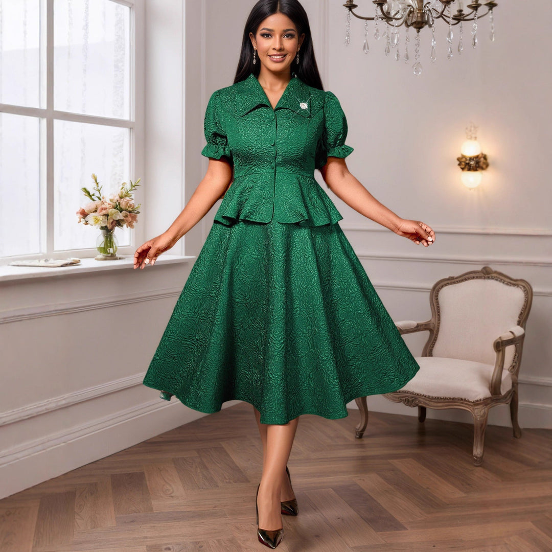 Dunkelgrünes elegantes Damen-Wickelkleid mit V-Ausschnitt, Langarm und figurbetontem Schnitt.