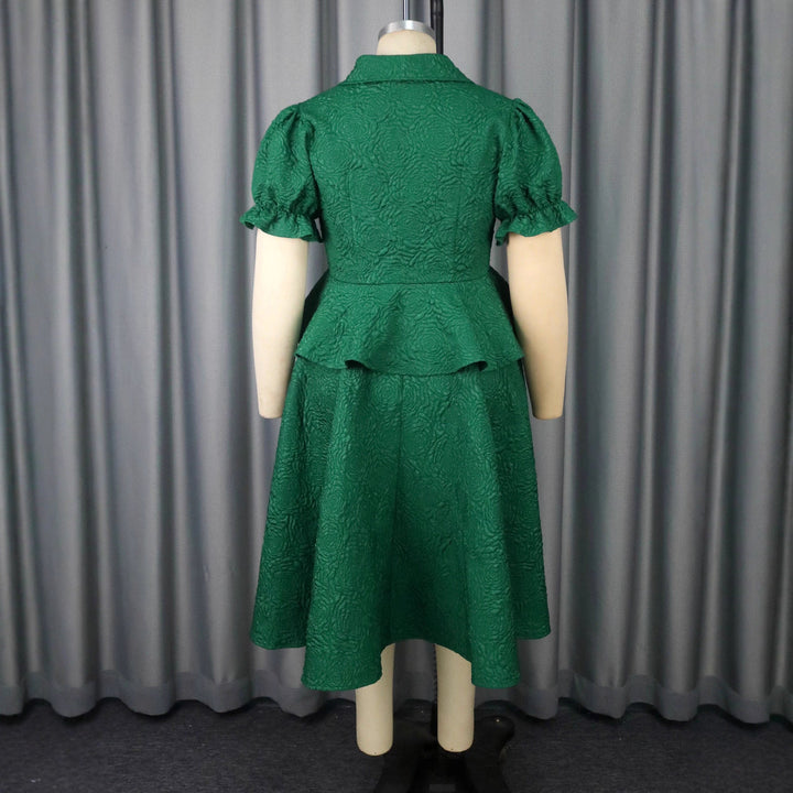 Elegantes dunkelgrünes Damen-Wickelkleid mit Wickel-Effekt für eine perfekte Silhouette und V-Ausschnitt.