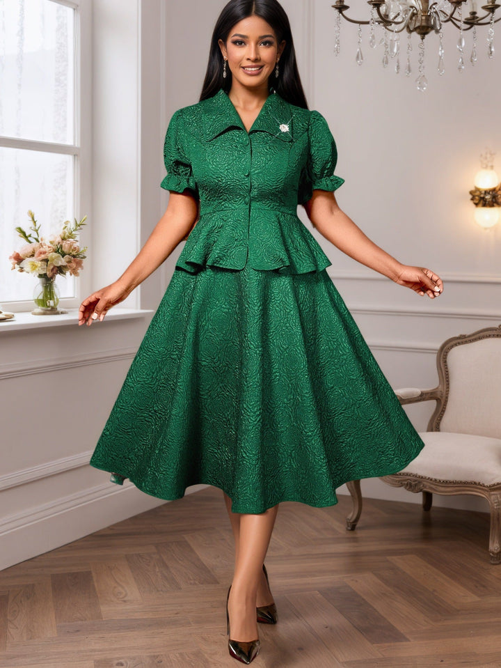 Dunkelgrünes elegantes Langarm-Wickelkleid für Damen, mit V-Ausschnitt und figurbetonter Passform.