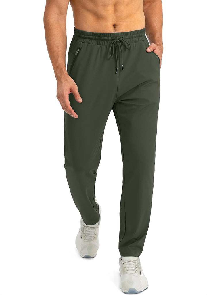 Moderne Herren Jogginghose, Tapered Fit, passt sich perfekt der Körperform an.