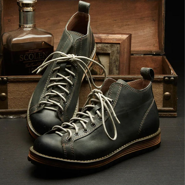 Robuste Trachten-Sneaker-Boots. Funktionale Ganzjahresstiefel für Outdoor, Trekking & Oktoberfest.