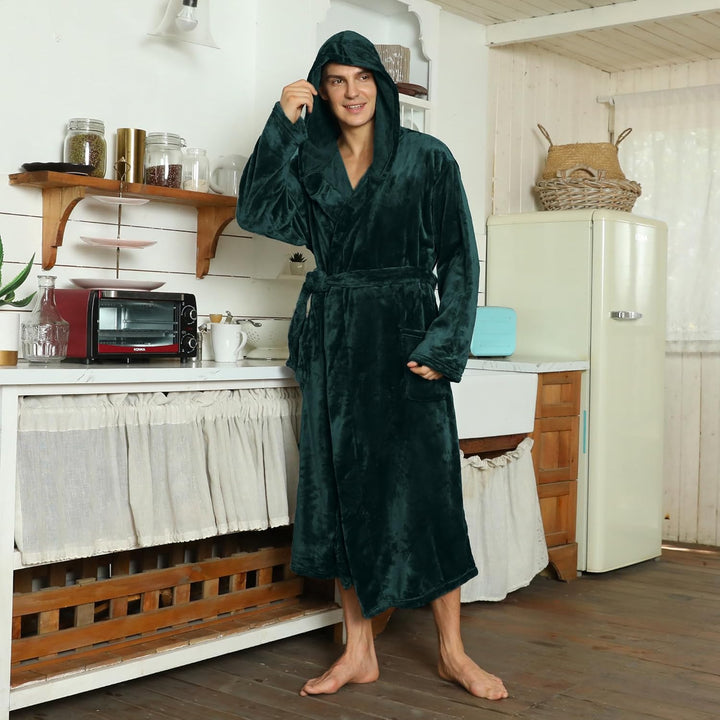 Komfortabler Herren Bademantel mit Kapuze, ideal als warmer Hausanzug.