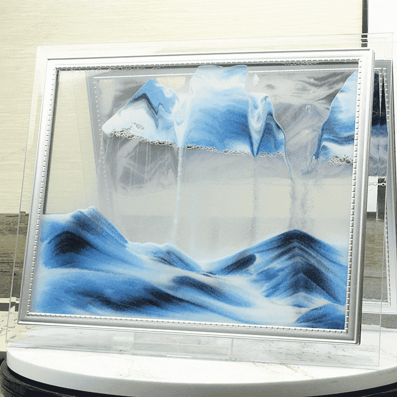 Dynamisches Sandkunstbild mit fließendem Sand in Blautönen, ideal für entspannende Dekoration im Büro oder Zuhause.