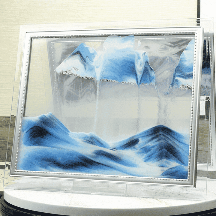 Dynamisches Sandkunstbild mit fließendem Sand in Blautönen, ideal für entspannende Dekoration im Büro oder Zuhause.