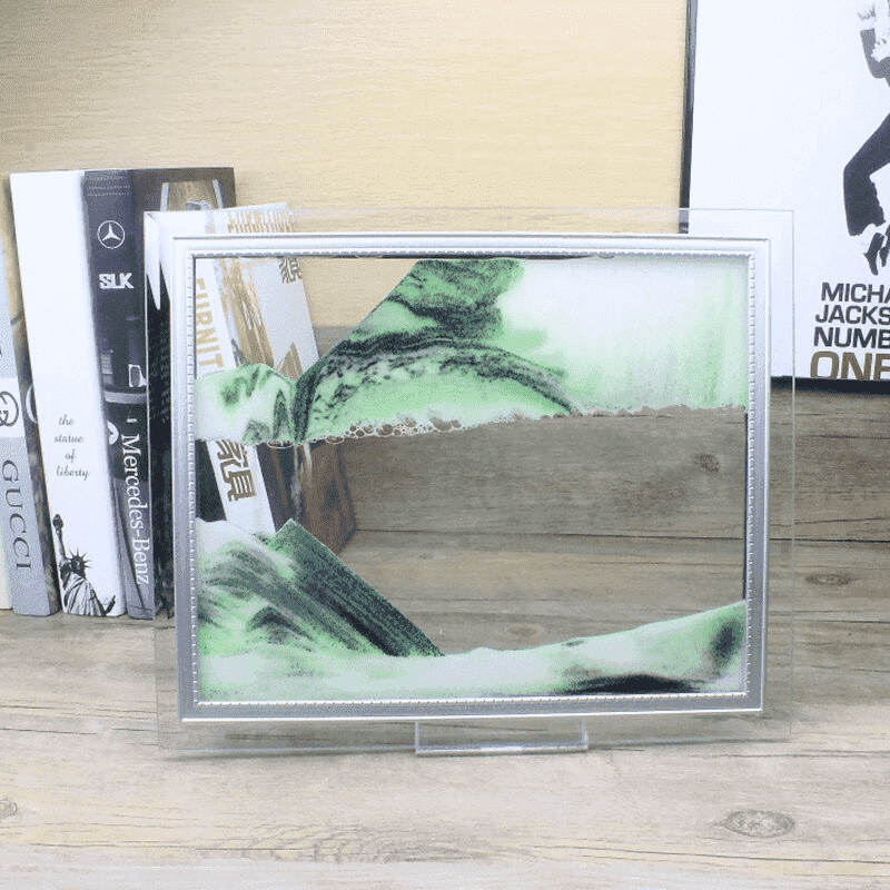 Elegantes Sandkunstbild, das sanfte Sandbewegungen in einem runden Glasrahmen zeigt. Perfektes Wohnaccessoire für Ruhe.