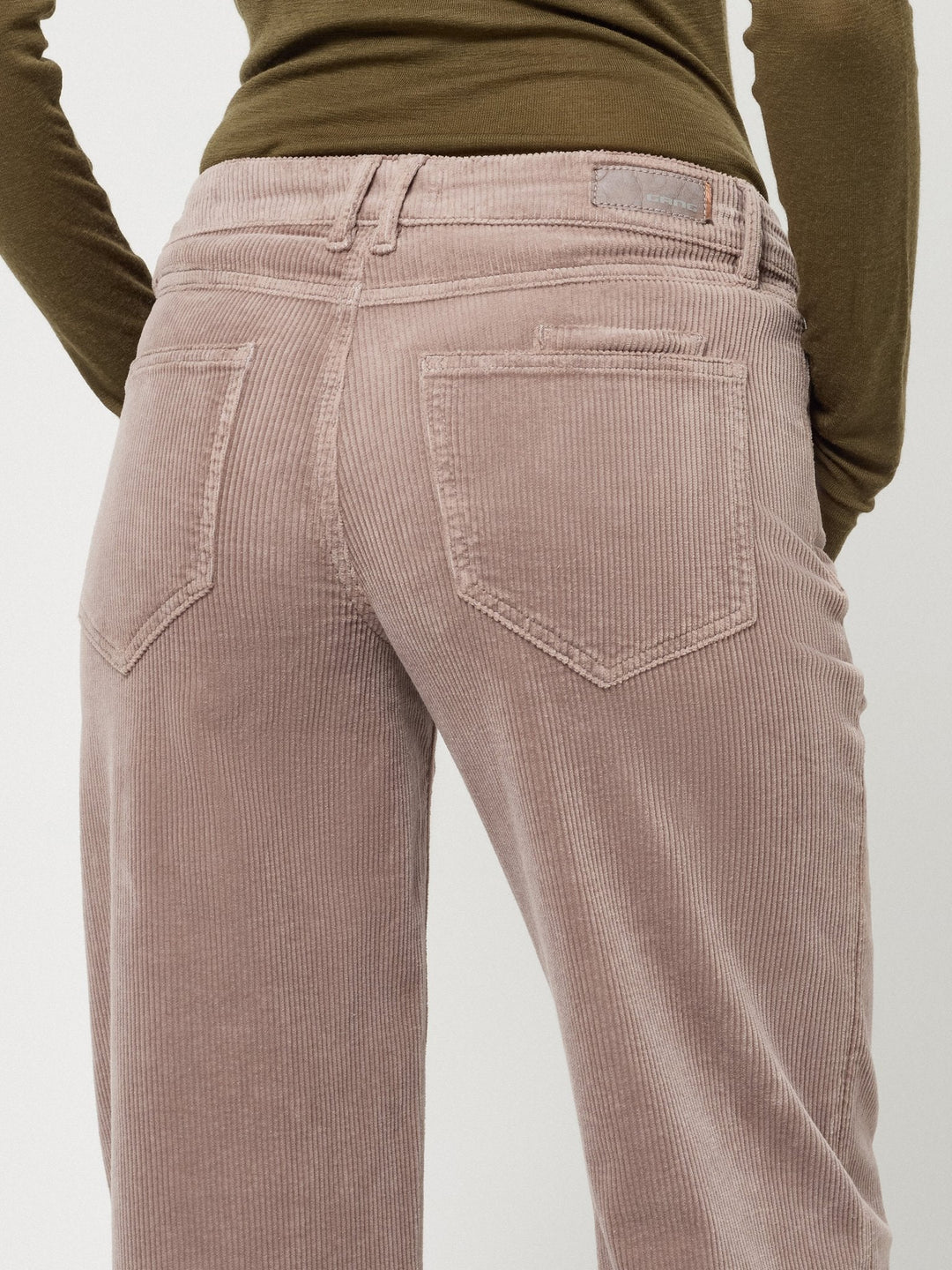 Stylische Damenhose mit weitem Bein, tiefem Bund & Stretch für moderne Looks.