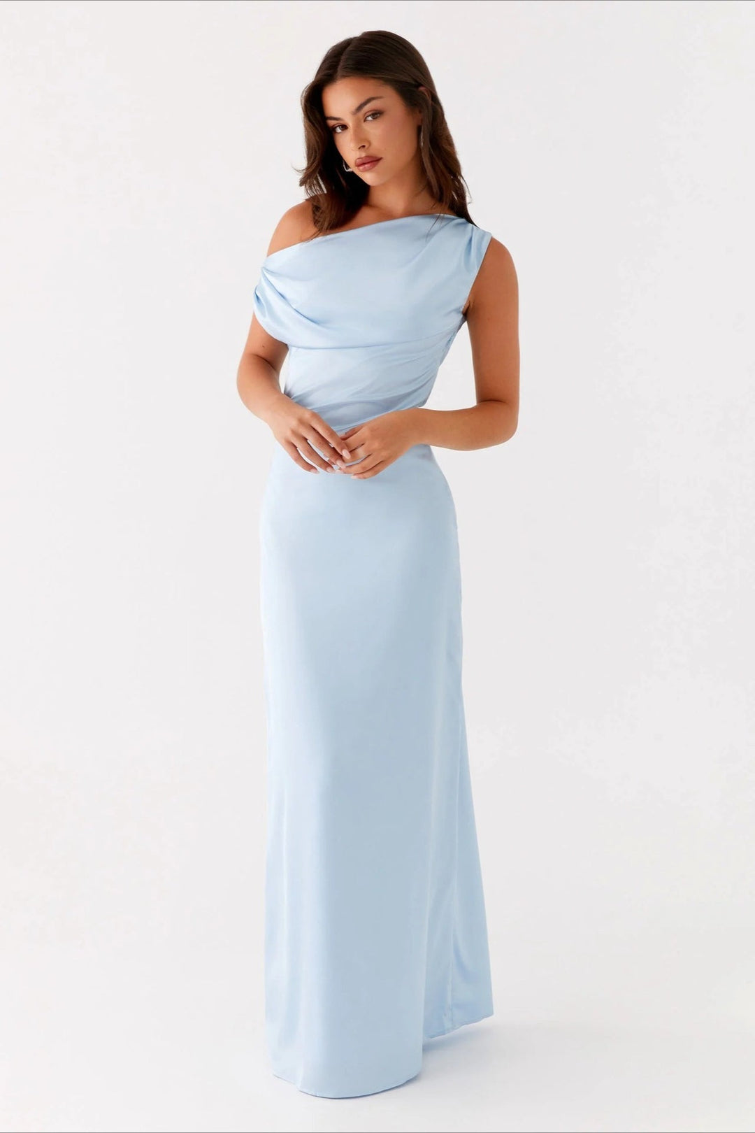 Elegantes Damen Maxikleid in fließender Silhouette, perfekt für Abendmode und besondere Anlässe.