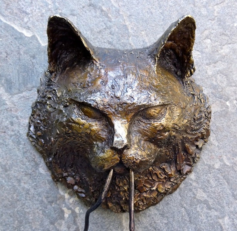 Verleihen Sie Ihrer Tür Persönlichkeit mit diesem handgefertigten Katzen Türklopfer aus Bronze.