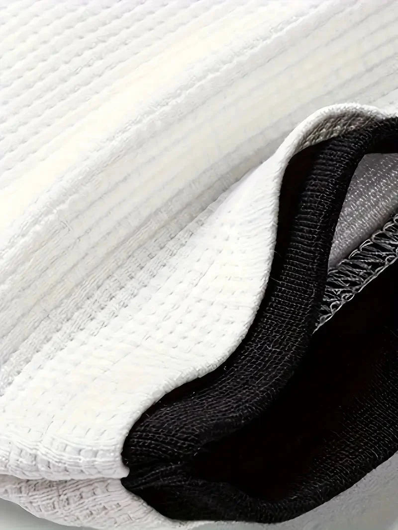 Atmungsaktives Herren Waffelstrick-Ensemble: T-Shirt & Shorts, für entspannte Sommertage.