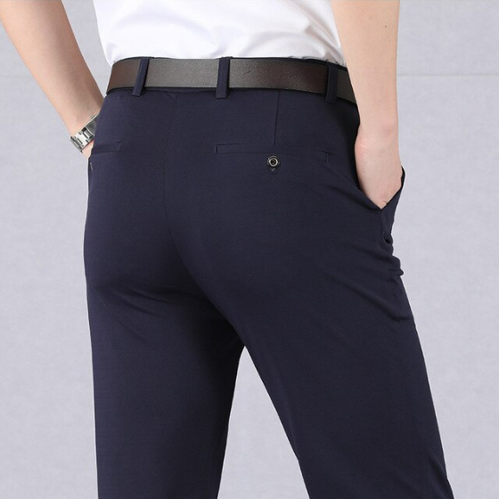 Casual gestylte Herrenhose mit T-Shirt, perfekt für den entspannten Feierabend, elastisch und bequem.