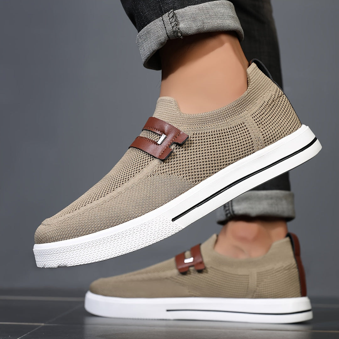Ein Paar leichte, atmungsaktive Herren Slip-On Sneaker, perfekt für Komfort & Freizeit.