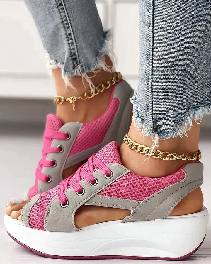Sommerliche Damensandalen mit Schnürung, weichem Fußbett und orthopädischem Komfort.