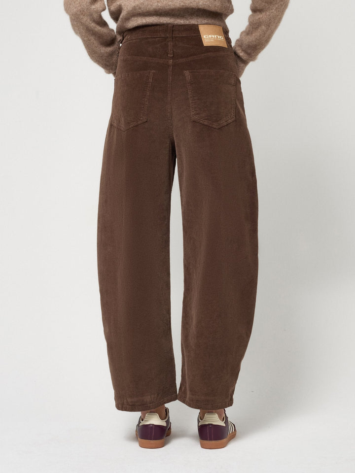 Vielseitige Damen Cordhose O-Shape, hohe Taille, konisches Bein, perfekt für bequeme und stilvolle Outfits.