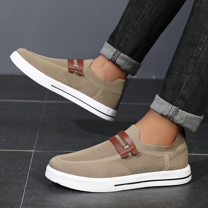 Rutschfeste Sohle von bequemen Herren Slip-On Sneakern, leicht und robust.