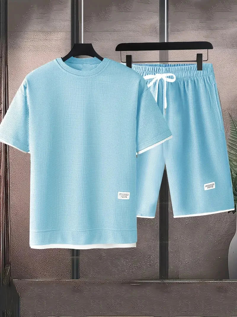 Komfortables Herrenset aus Waffelstrick: Kurzarm T-Shirt & Shorts für entspannte Tage.