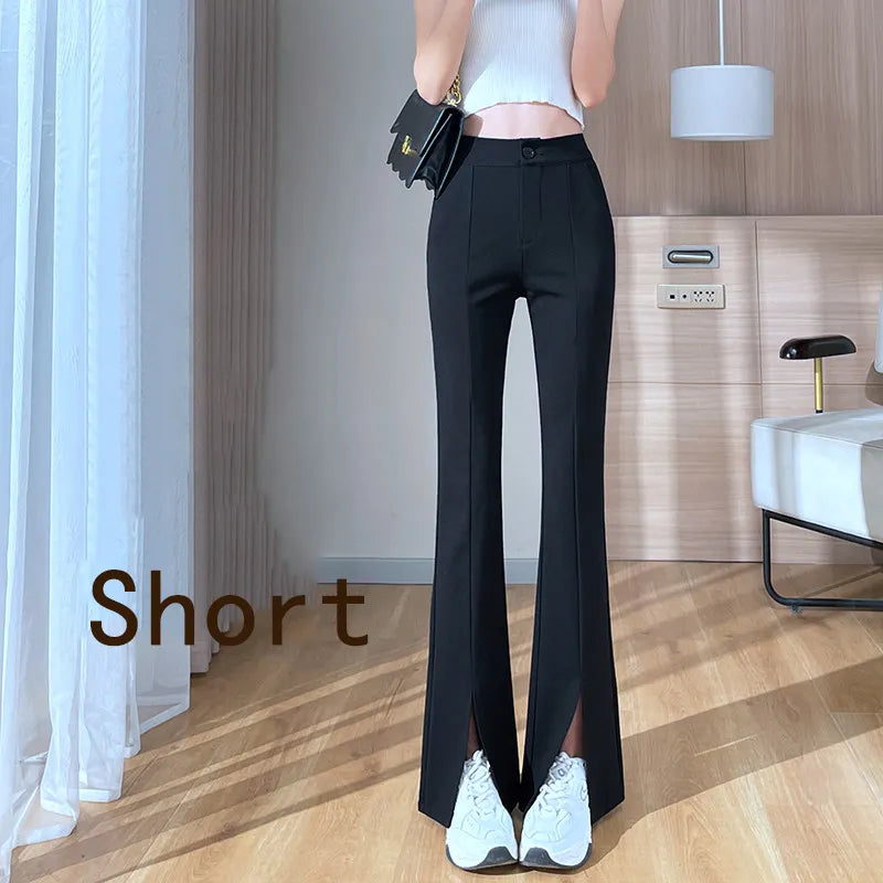 Schwarze Damen Schlaghose Übergröße mit elegantem Schlitz, hoher Taille und Retro-Flair.