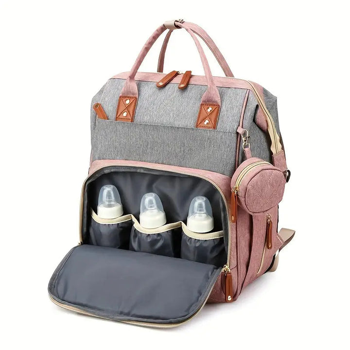 Praktischer 2-in-1 Babyrucksack & Wickelbett am Kinderwagen befestigt. Ideales Kinderwagenzubehör für Familien.