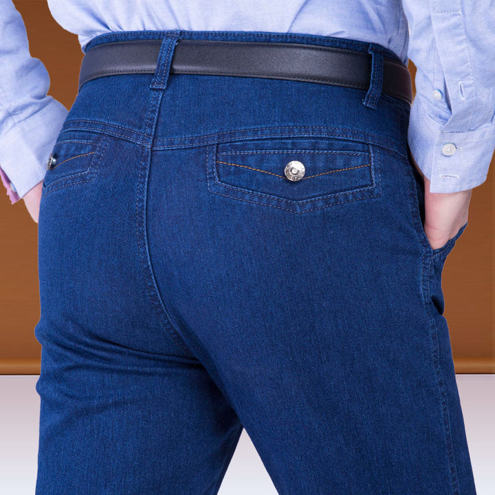 Rückansicht der bequemen Business-Casual Stretchhose für Herren, mit Gesäßtaschen, stilvoll & funktional.