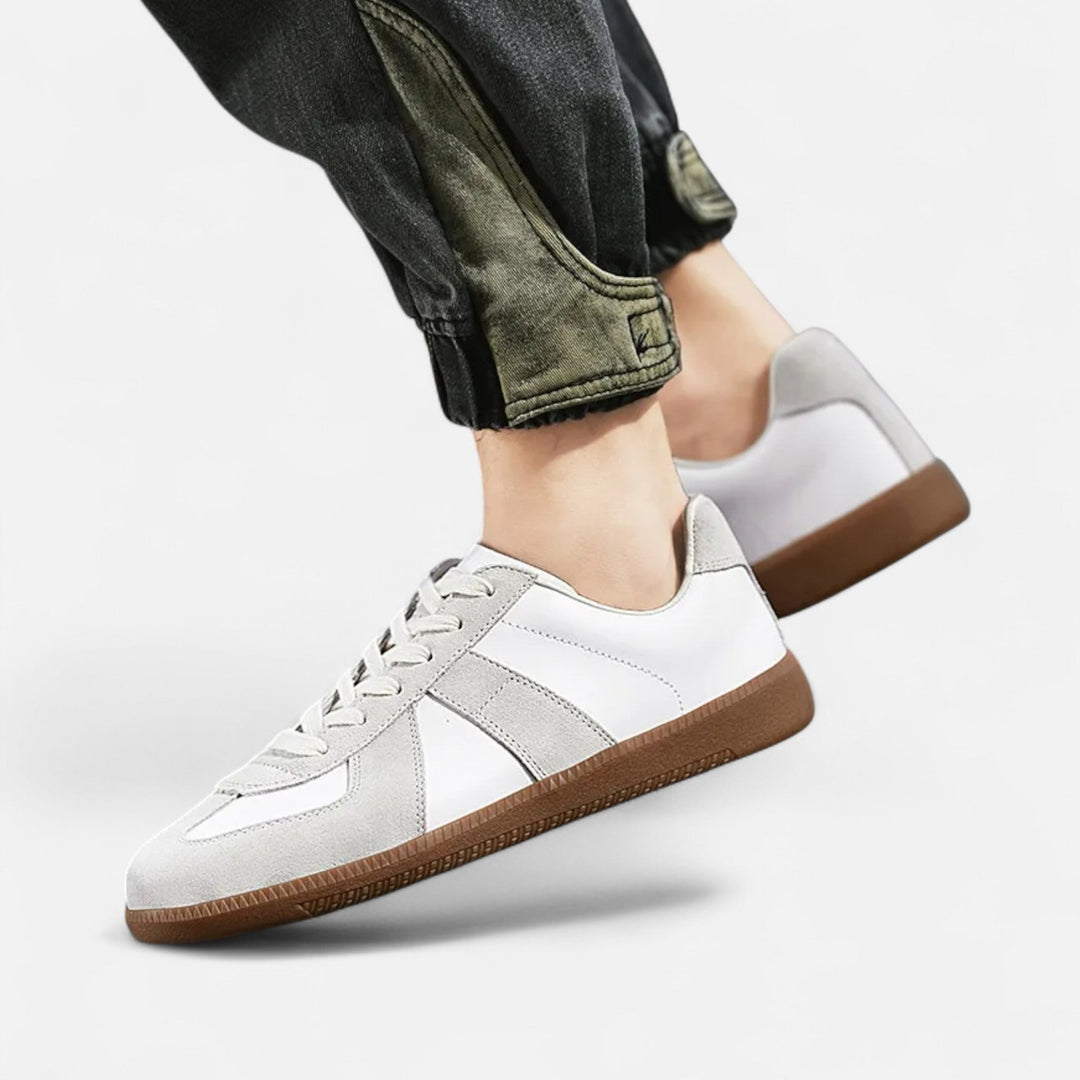 Herren Wintersneaker am Fuß; lässiger Retro-Stil für winterliche Stadtlooks und warme Füße.