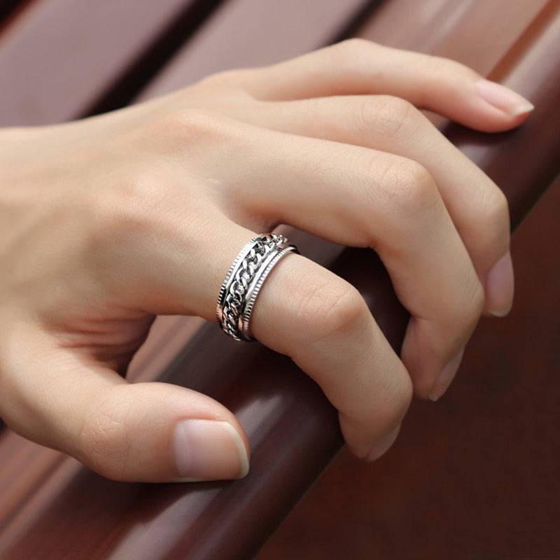 Moderner Angstring für Damen, glänzender Edelstahl-Spinnerring für Stressabbau und mehr Fokus.