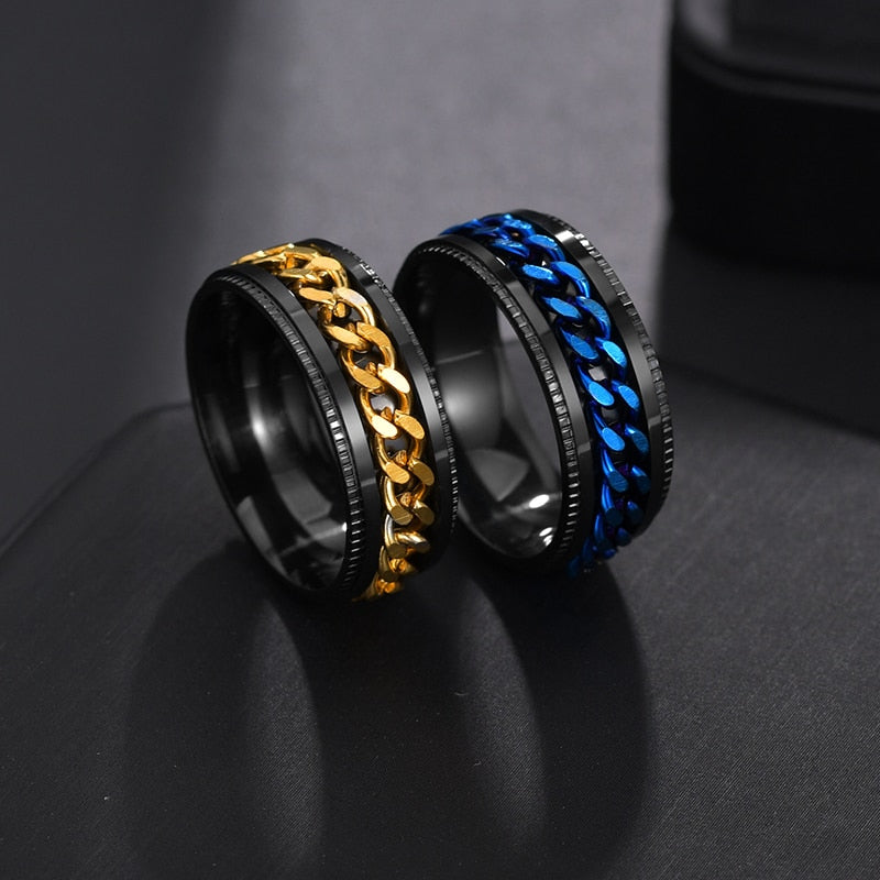 Detailaufnahme eines silbernen Edelstahl-Angstrings, drehbarer Ring zur effektiven Angstlinderung.