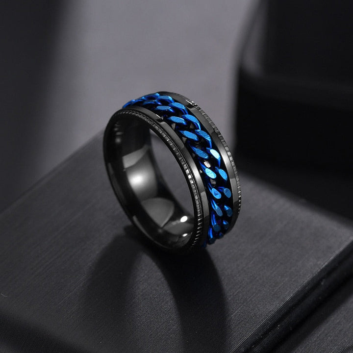 Nahaufnahme: Drehbarer Ring auf einem Finger, effektiver Edelstahl-Spinnerring gegen Angst.