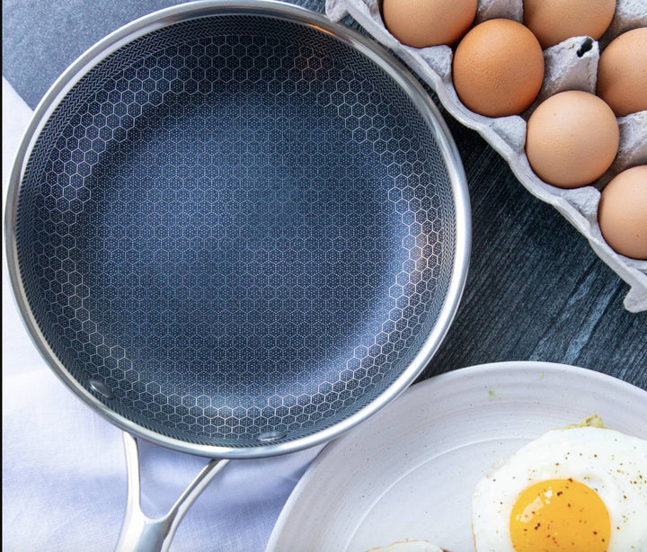 Robuste 30x30cm Edelstahl-Bratpfanne mit innovativer Antihaft-Pixel-Technologie für gesundes, einfaches Kochen.