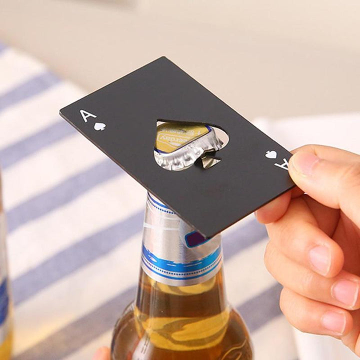 Edelstahl Flaschenöffner im Pokerkarten-Design. Stylisch & praktisch für Bierflaschen und Getränke.