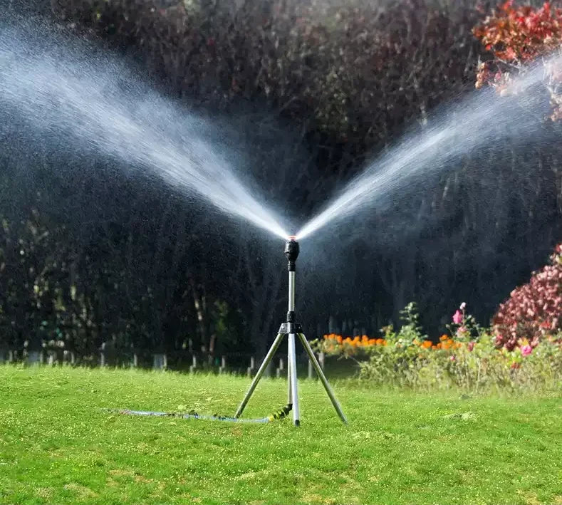 Garten Sprinkler aus Edelstahl bewässert Rasen flächendeckend. 360° drehbarer Regner für optimale Bewässerung.