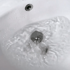 Pop-Up Abflussfilter mit Messingkern, zuverlässiger Schutz gegen Haare und Schmutz im Waschbeckenabfluss.
