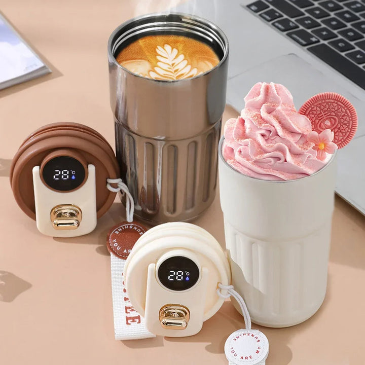 Praktischer Pendler-Kaffeebecher 450ml. Edelstahl-Isolierbecher mit LED-Temperaturanzeige für unterwegs.