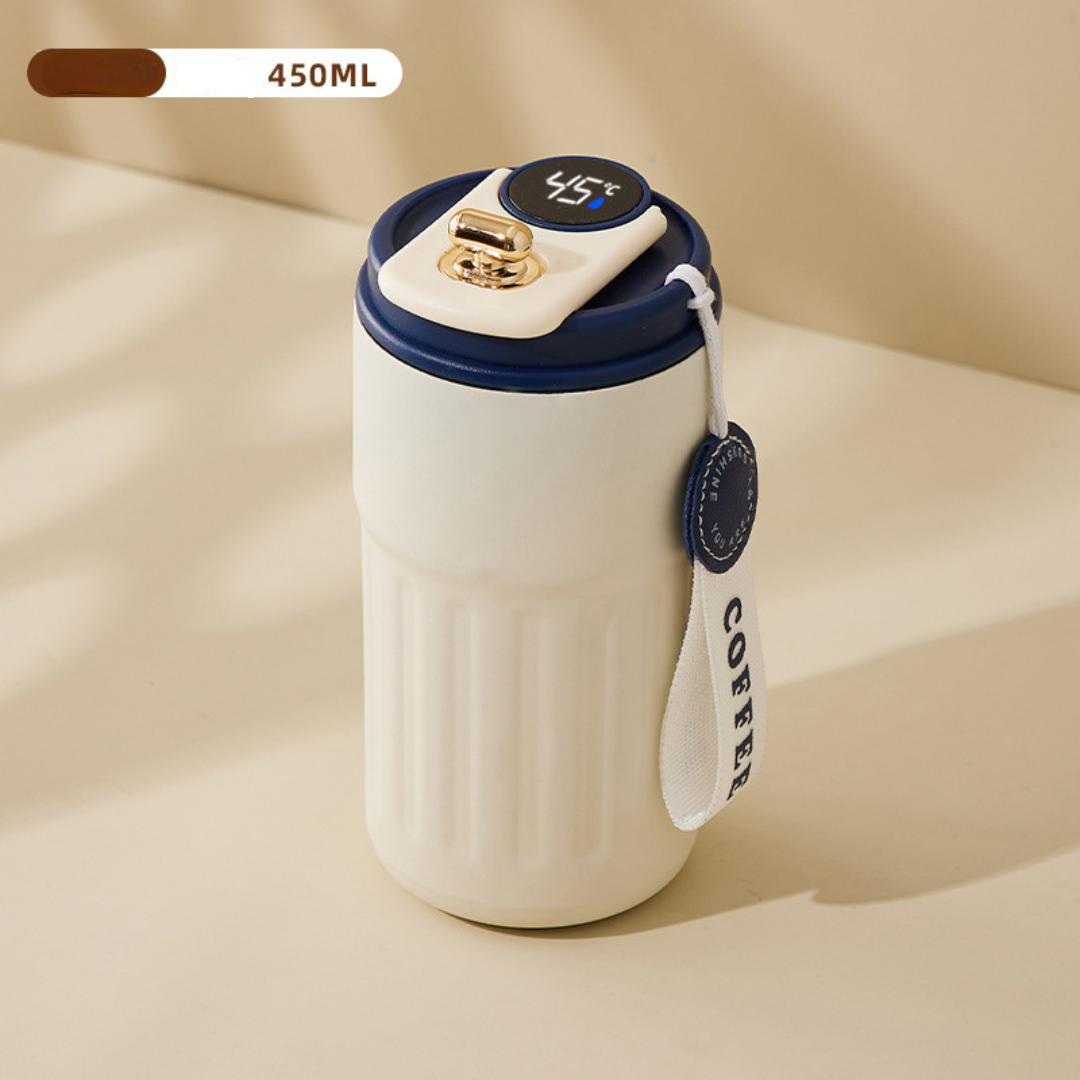 Outdoor-Kaffeebecher 450ml mit LED-Temperaturanzeige. Robuster Edelstahl-Isolierbecher für Abenteuer.