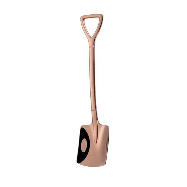 Nahaufnahme des originellen Schaufel-Suppenlöffels aus glänzendem Edelstahl. Einzigartiges Essbesteck.