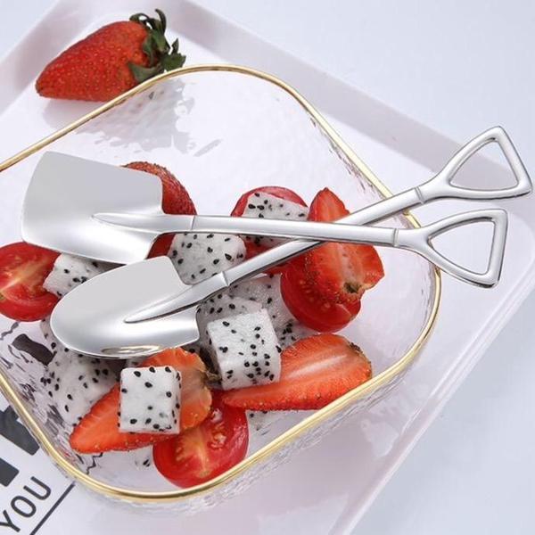 Kreativer Edelstahl Dessertlöffel im Schaufel-Design, vielseitiges Küchenutensil.