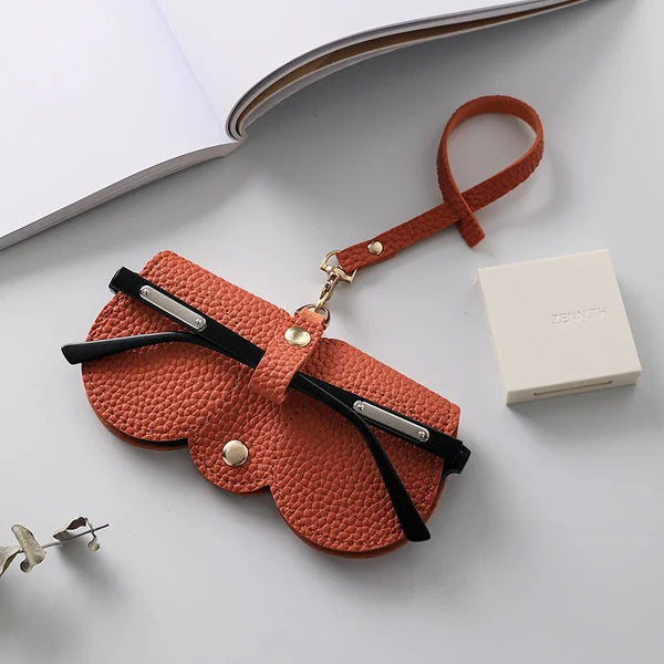 Elegantes PU-Leder Etui schützt Sonnenbrillen und Lesebrillen stilvoll vor Stößen und Kratzern.