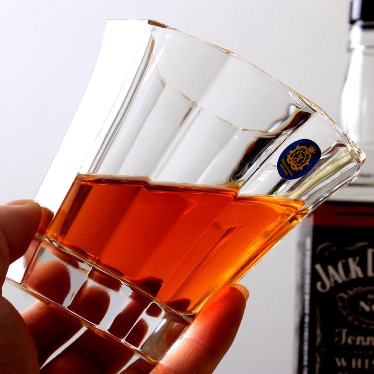 Einzigartiges Whiskeyglas im modernen Design, edles Barzubehör für besondere Anlässe.