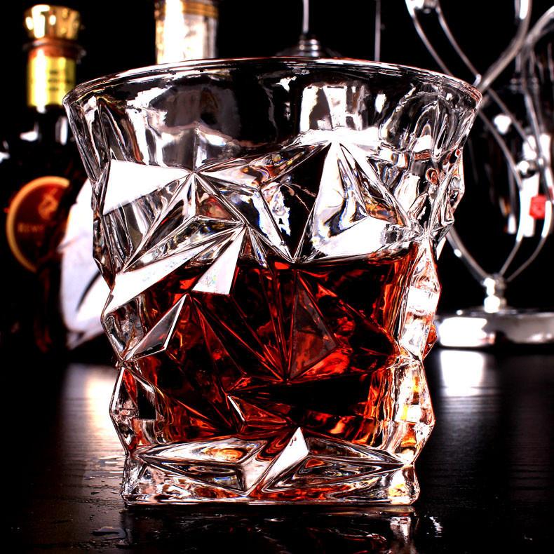 Stilvolle Weingläser mit langem Stiel, elegantes Glas für feine Weine, purer Genuss.