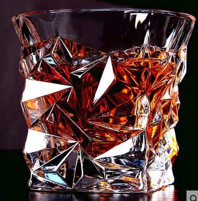 Exklusive Whiskeygläser im Diamant-Schliff, edles Design, perfektes Geschenk für Kenner.