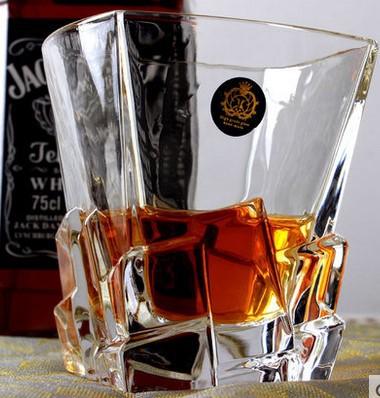 Elegantes Whiskeyglas-Set mit Karaffe, luxuriöses Barzubehör, ideale Geschenkidee für Herren.