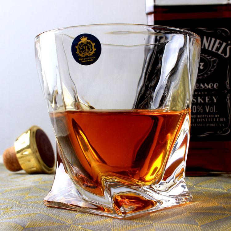 Set aus edlen Weingläsern, ideal für Weinliebhaber, hochwertige Trinkgläser für die Homebar.