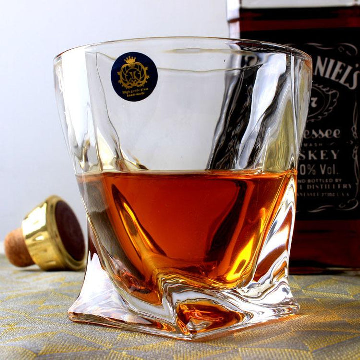 Set aus edlen Weingläsern, ideal für Weinliebhaber, hochwertige Trinkgläser für die Homebar.