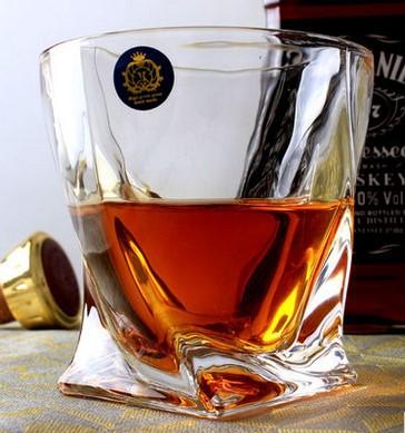 Vintage-inspirierte Tumbler Gläser, edles Design für Whiskey und Cocktails, Barzubehör.