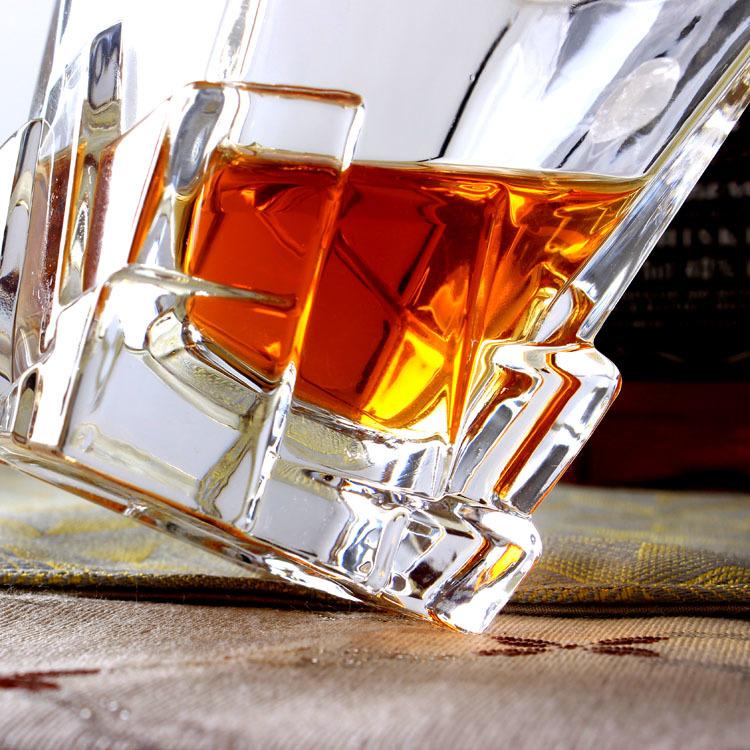 Modernes Tumbler Glas, vielseitig als Whiskeyglas oder Cocktailglas, stilvolles Barzubehör.