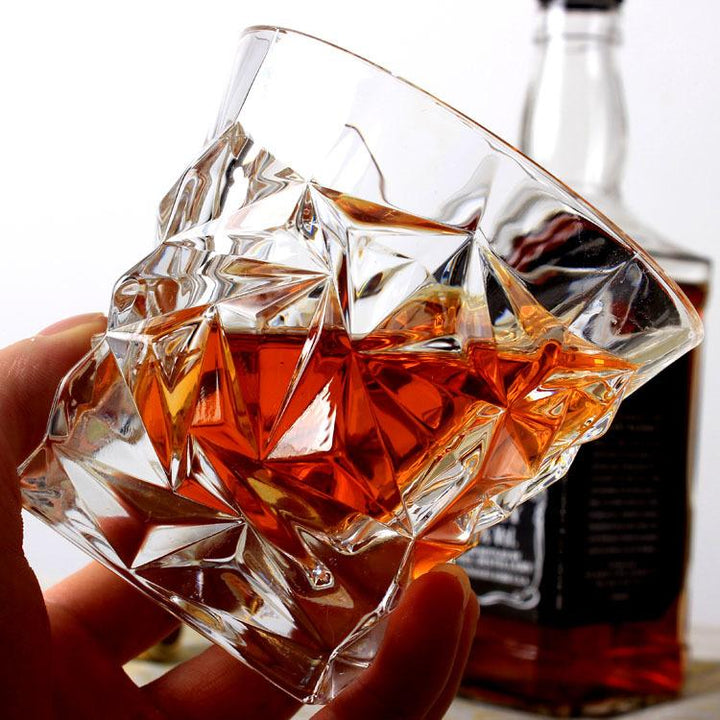 Vielfältige Designs: Edle Whiskeygläser und Weingläser aus Glas für besonderen Genuss.