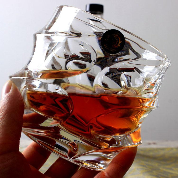 Hochwertiges Whiskeyglas mit schwerem Boden, perfekt für puren Genuss, edles Trinkglas.