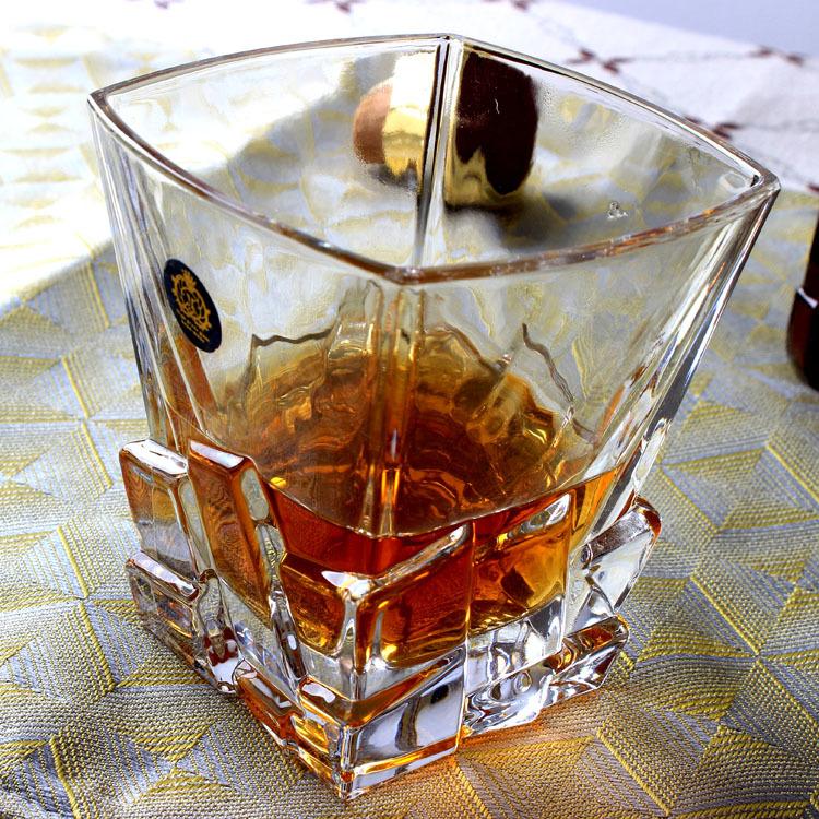 Luxuriöse Whiskeygläser im 2er-Set, edles Barzubehör für anspruchsvollen Whiskey-Genuss.